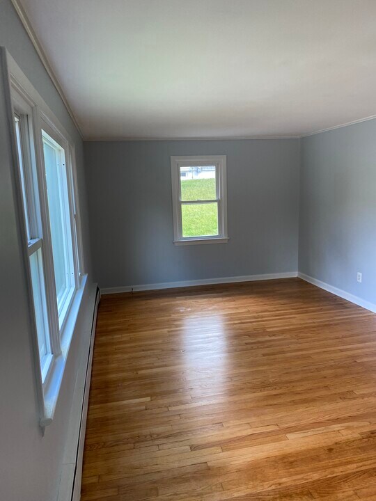 84 Walnut St, Unit 1 in Thomaston, CT - Foto de edificio