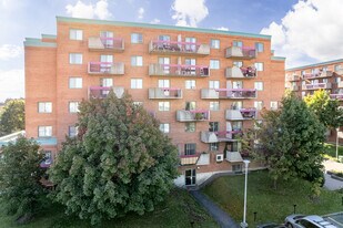 9090 Boul in Montréal, QC - Building Photo