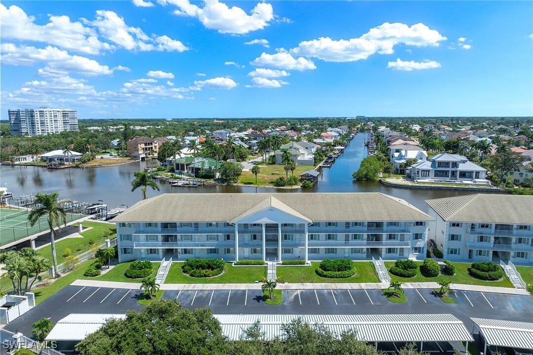 10686 Gulf Shore Dr in Naples, FL - Building Photo