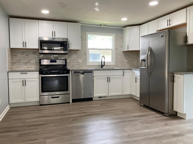 33660 N Oakland Dr in Grayslake, IL - Building Photo