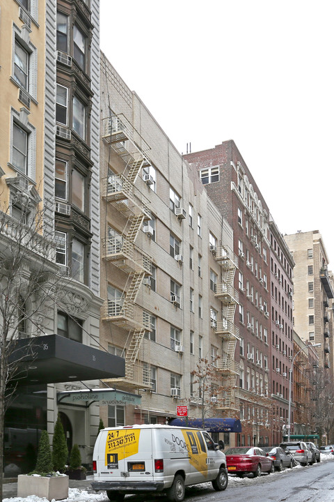 29 W 64th St in New York, NY - Building Photo