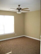 816 SW Peach Tree Ln in Blue Springs, MO - Building Photo - Building Photo