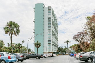 Stanley Axlrod Towers in Miami, FL - Building Photo - Building Photo