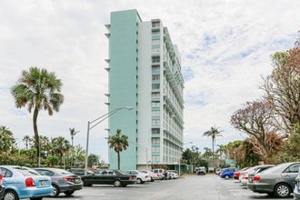 Stanley Axlrod Towers in Miami, FL - Foto de edificio - Building Photo