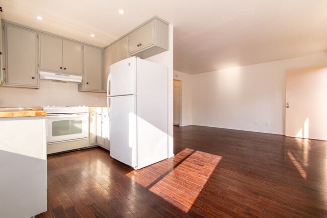 1069 Chalcedony St in San Diego, CA - Building Photo - Building Photo