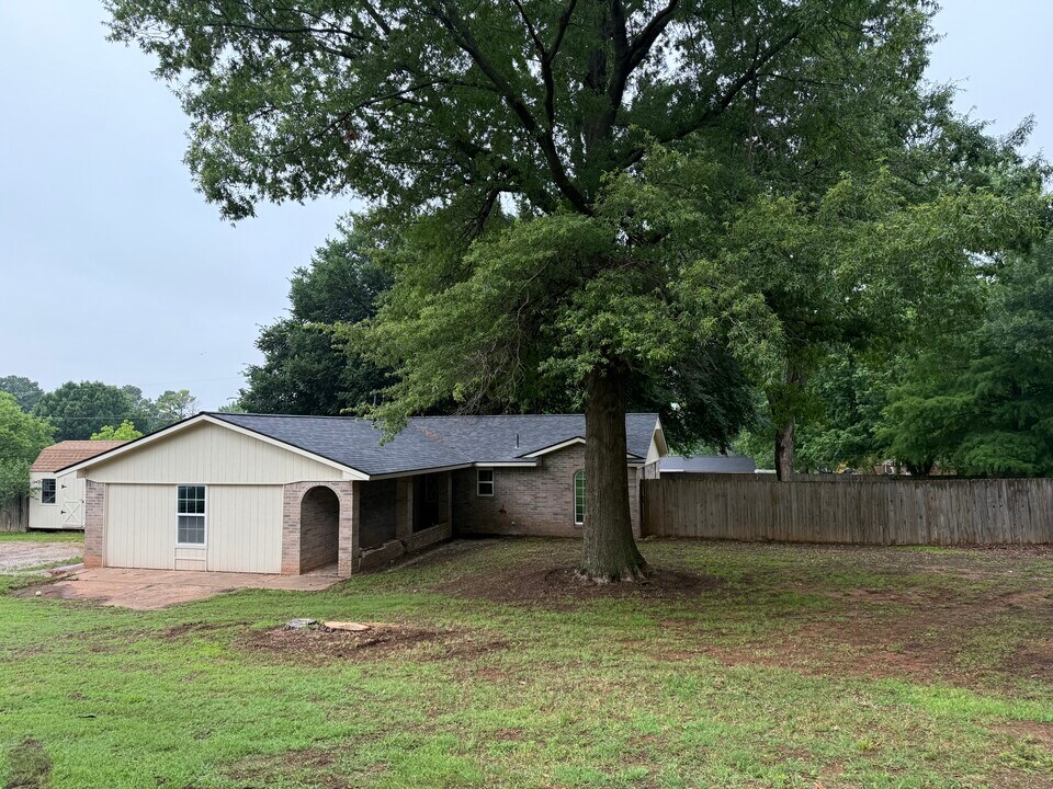 401 Chickasaw Ave. in Washington, OK - Building Photo