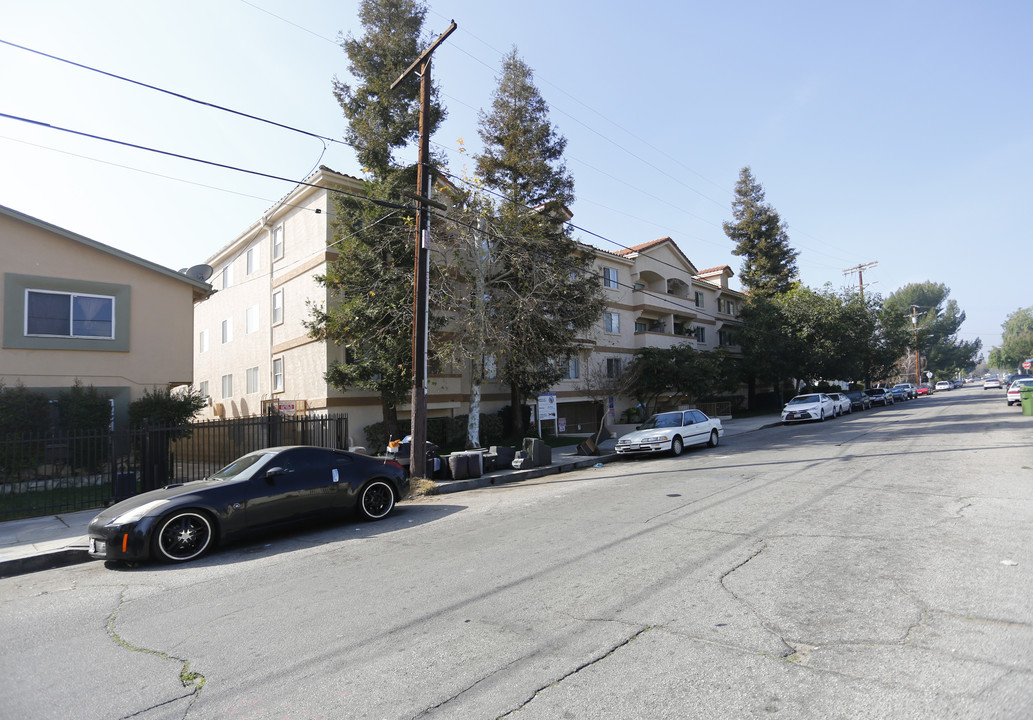 Royal Garden Apartments in Van Nuys, CA - Building Photo