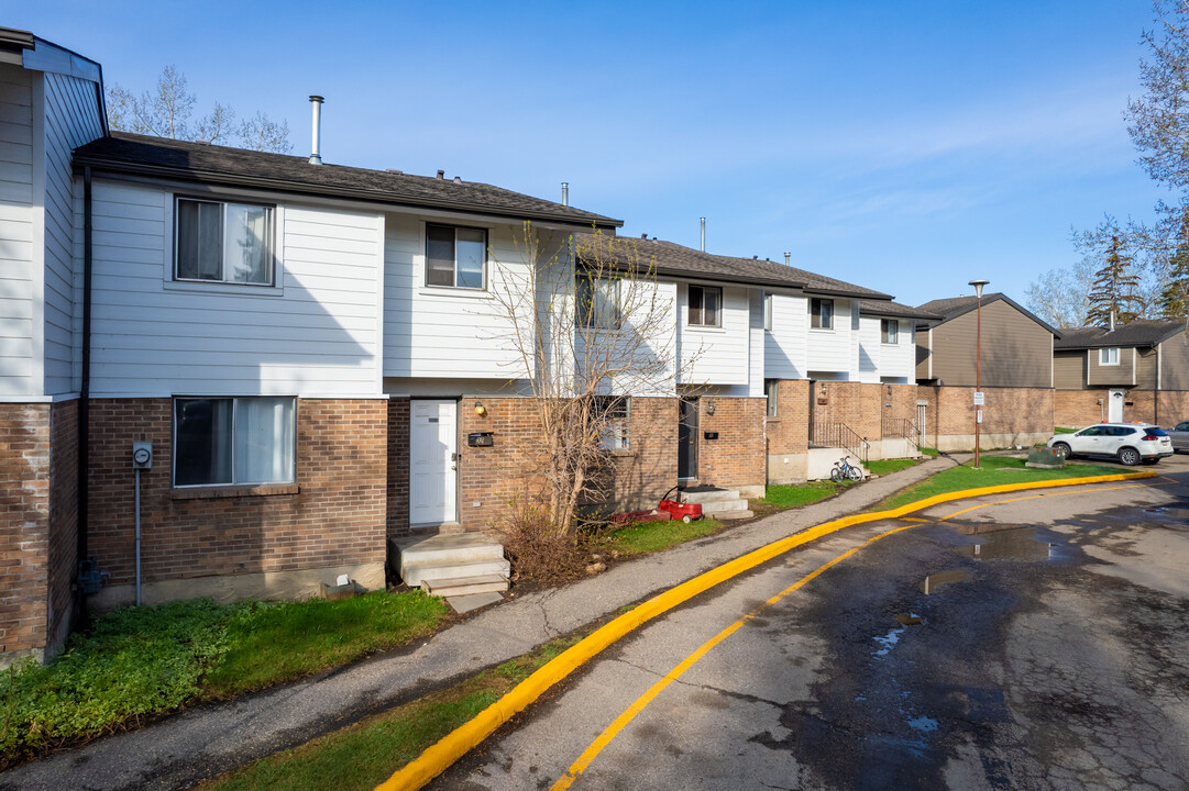 Bow River Townhomes in Calgary, AB - Building Photo