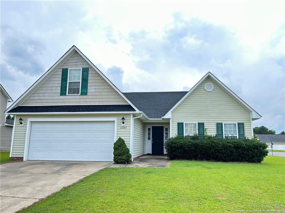 1097 Fairfield Cir in Raeford, NC - Building Photo