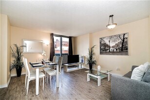 1253 Av. de l'Hôtel-de-Ville in Montréal, QC - Building Photo