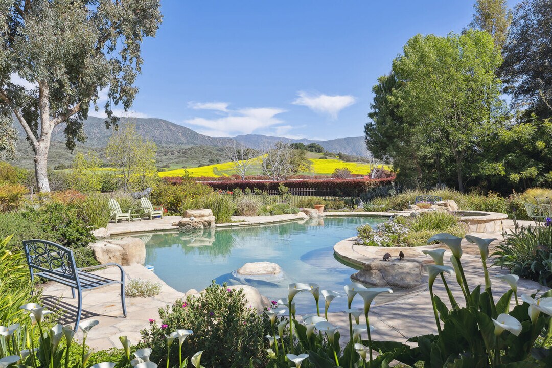 12421 MacDonald Dr in Ojai, CA - Building Photo