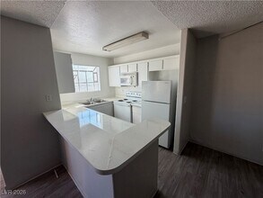 2989 Juniper Hills Blvd, Unit 103 in Las Vegas, NV - Building Photo - Building Photo