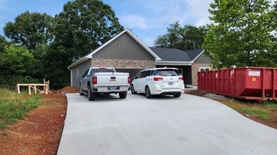 829 River Cliff Dr in Kodak, TN - Foto de edificio - Building Photo