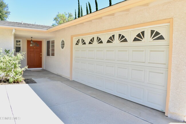 26033 Adamor Rd in Calabasas, CA - Building Photo - Building Photo