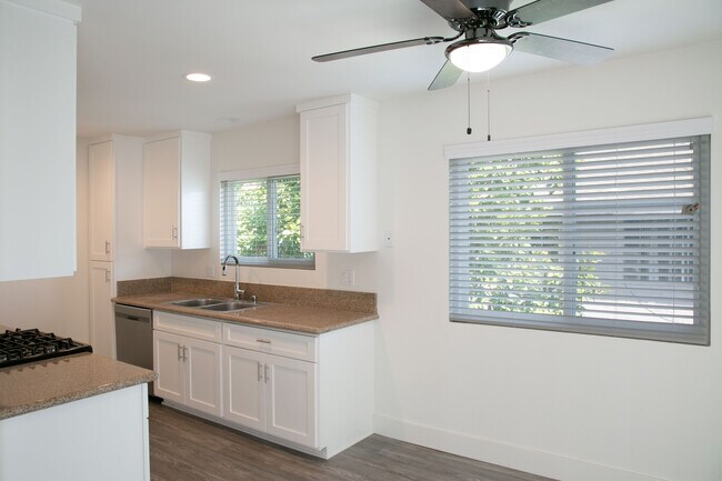 3016 Jeffrey Dr in Costa Mesa, CA - Building Photo - Building Photo
