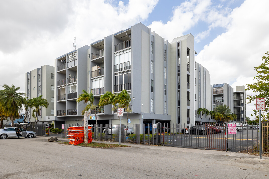 305 W 68th St in Hialeah, FL - Building Photo