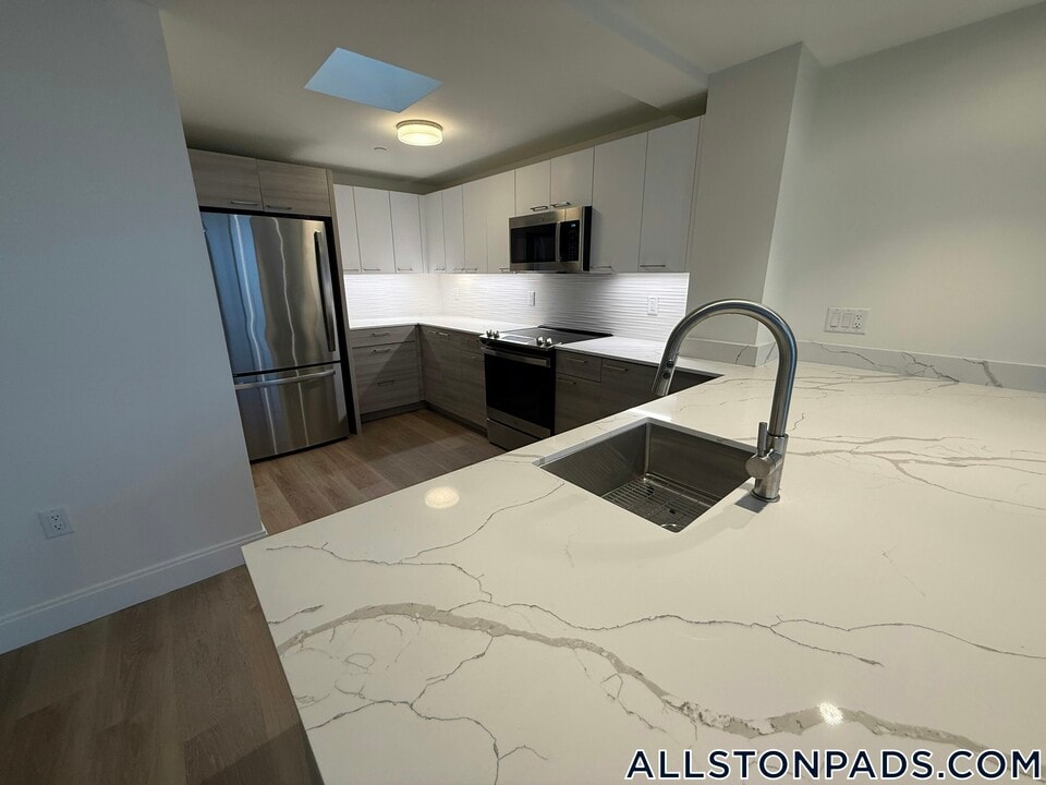 1079 Commonwealth Ave in Boston, MA - Building Photo