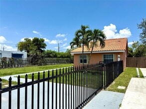 20751 NW 30th Ct in Miami Gardens, FL - Foto de edificio - Building Photo