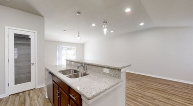 738 Cedar Bluffs Dr in Slinger, WI - Foto de edificio - Building Photo