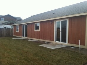 2212 NE Arapahoe Ct in Redmond, OR - Building Photo - Building Photo