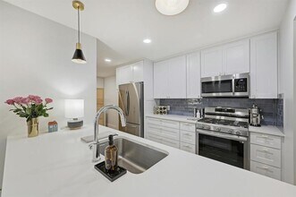 702 Castle Ridge Rd in Austin, TX - Building Photo - Building Photo