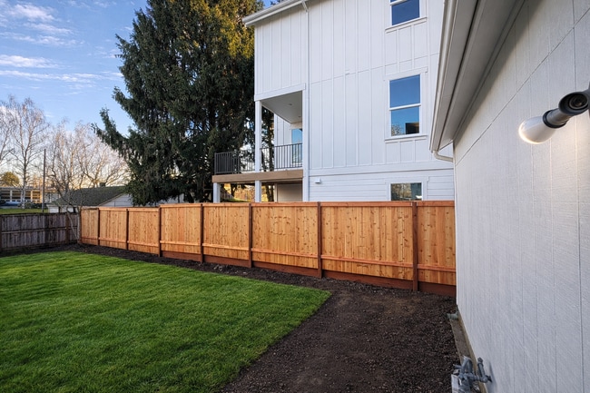 449 SE 4th Ave in Hillsboro, OR - Building Photo - Building Photo