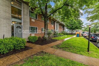 7876 Big Bend Blvd in Webster Groves, MO - Building Photo - Building Photo