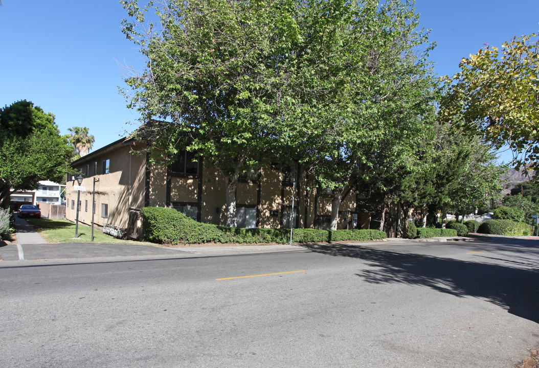 10655 Sherman Grove Apartments in Sunland, CA - Foto de edificio