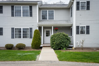 The Lakes Condominiums in Greenville, RI - Foto de edificio - Building Photo