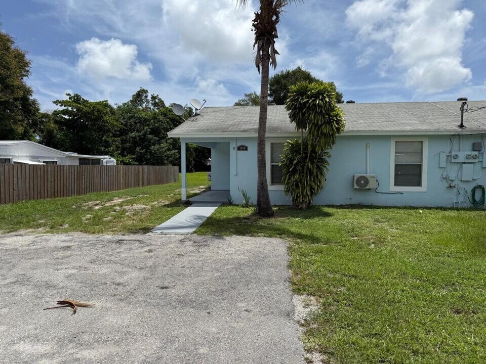2590 38th Terrace in Palm Springs, FL - Building Photo