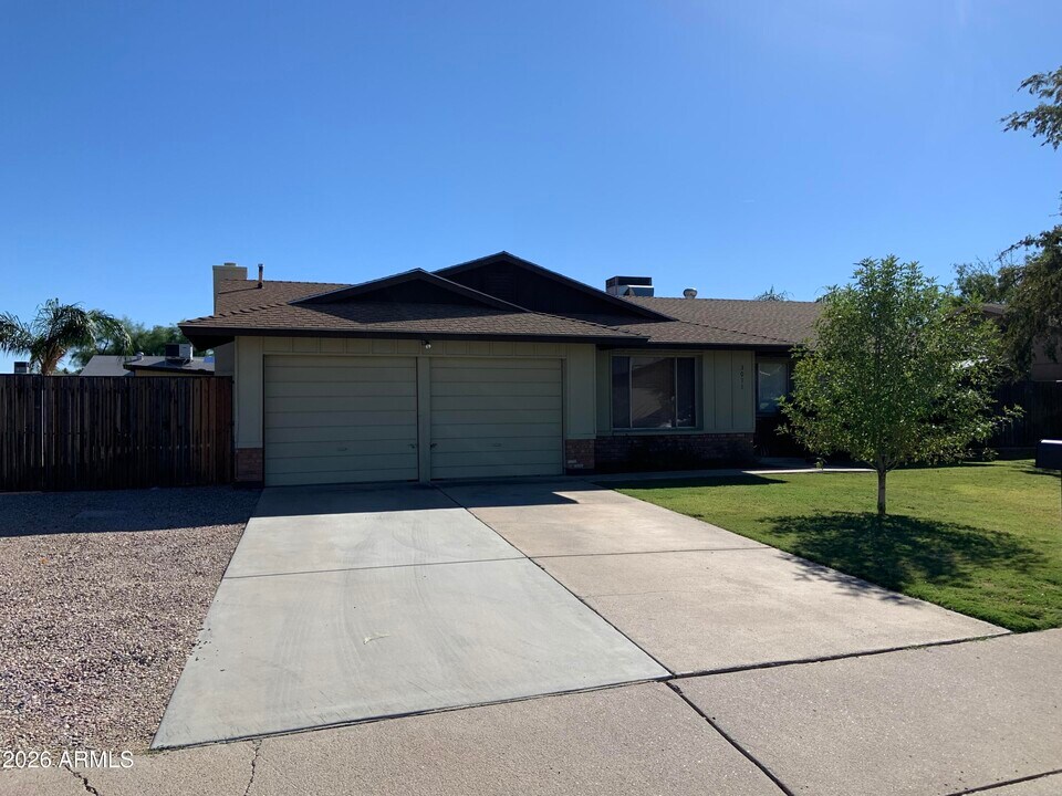 3011 W Campo Bello Dr in Phoenix, AZ - Building Photo