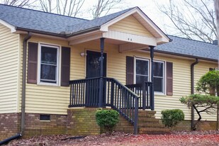 4 Shore Dr in Greenville, SC - Building Photo