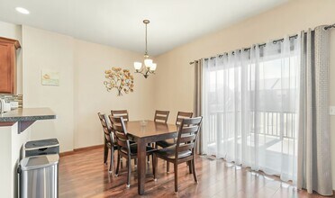 1795 Sara Ct in North Liberty, IA - Foto de edificio - Building Photo