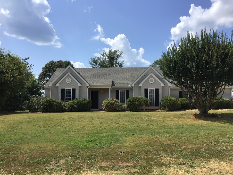 110 Carrie Leigh Ln in Pendleton, SC - Building Photo