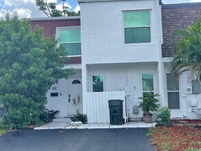 332 Sunshine Dr in Coconut Creek, FL - Building Photo - Building Photo