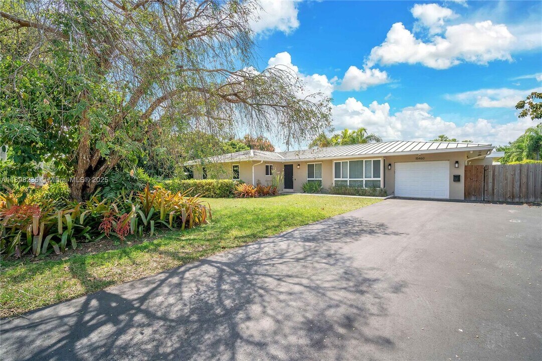 15460 SW 82nd Ct in Palmetto Bay, FL - Foto de edificio
