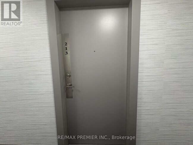 3220 Sheppard Ave E in Toronto, ON - Building Photo - Building Photo