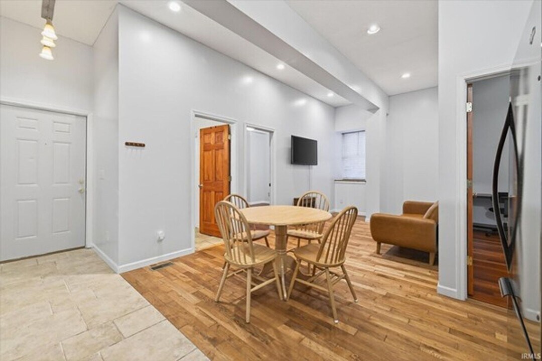 110 1/2 E 6th St in Bloomington, IN - Building Photo