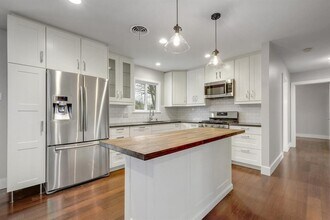 1600 Ashberry Dr in Austin, TX - Building Photo - Building Photo