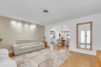 301 SW 30th Ct in Miami, FL - Building Photo - Building Photo