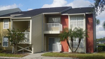 220 Lake Parsons Green in Brandon, FL - Building Photo