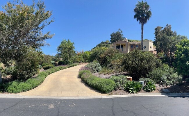 4698 Granada Way in Santa Barbara, CA - Foto de edificio - Building Photo