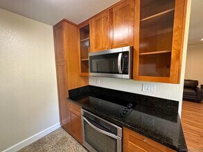 8521 Villa La Jolla Dr-Unit -A in San Diego, CA - Building Photo - Building Photo