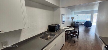 9800 East Bay Harbor Drive in Bay Harbor Islands, FL - Foto de edificio - Interior Photo