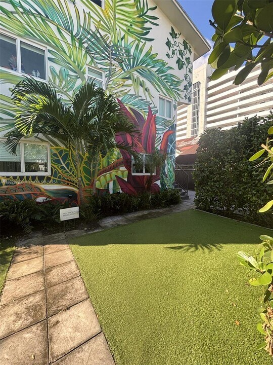 560 NW 1st St in Miami, FL - Building Photo