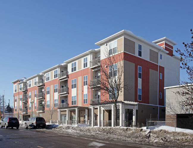 Emerson Hills Apartments in West St. Paul, MN - Foto de edificio - Building Photo