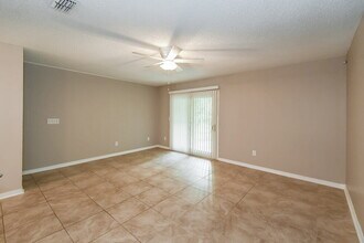 4560 Melissa Ct W in Jacksonville, FL - Foto de edificio - Building Photo