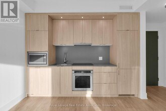 259 The Kingsway in Toronto, ON - Building Photo - Building Photo