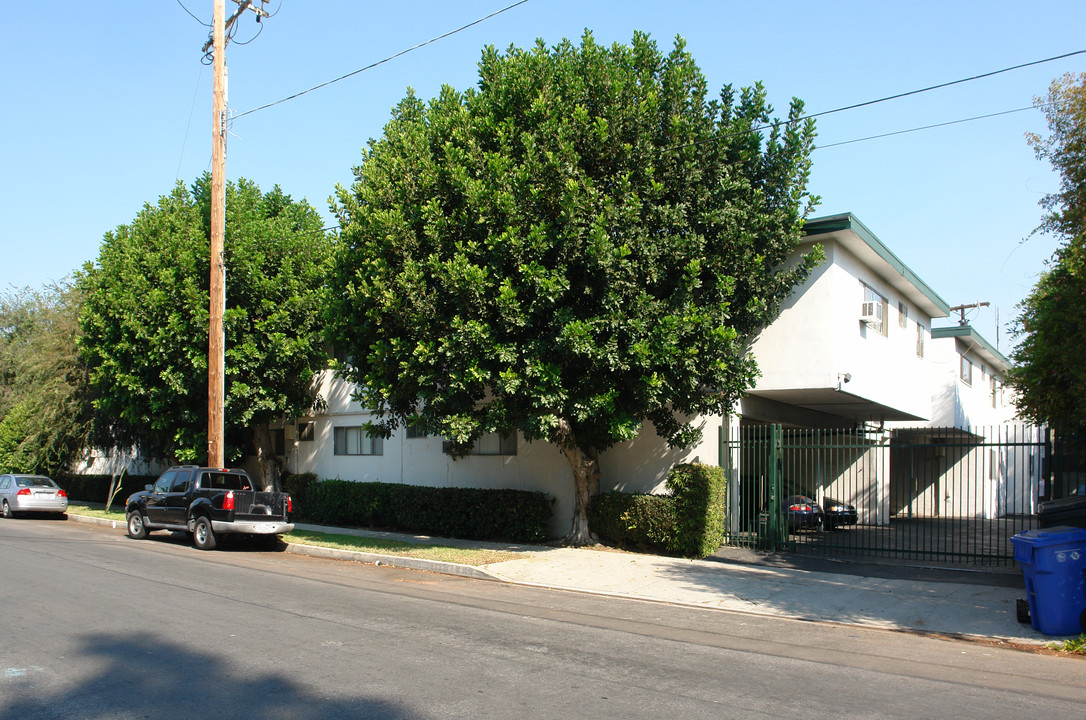 5000 Woodman Ave in Sherman Oaks, CA - Building Photo