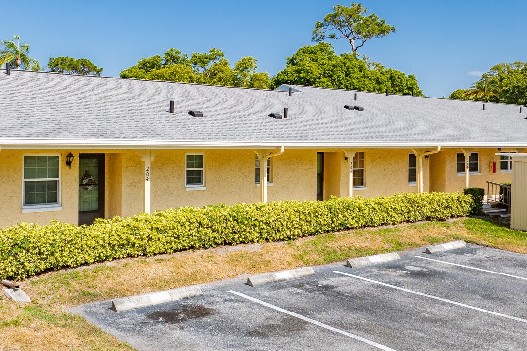 Woodland Villas in Clearwater, FL - Building Photo